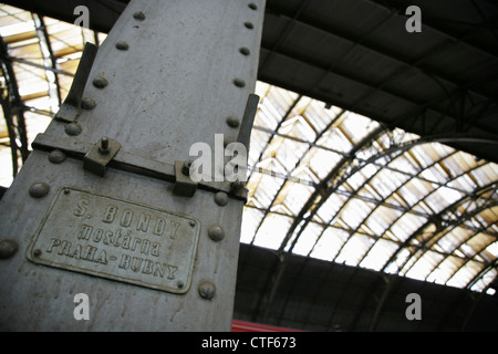 Detail der Träger in Prag Hauptbahnhof, Tschechien. Stockfoto