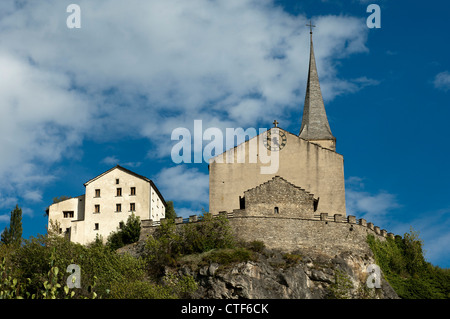 Kirche St. Romanus und das alte Pfarrhaus Gebäude, heute genutzt als Mueseum, Raron, Wallis, Schweiz Stockfoto