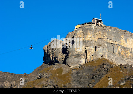 Die Felswand des Mt Birg mit der Mittelstation der Seilbahn Schilthorn, Wandern Bereich Muerren, Berner Oberland, Schweiz Stockfoto