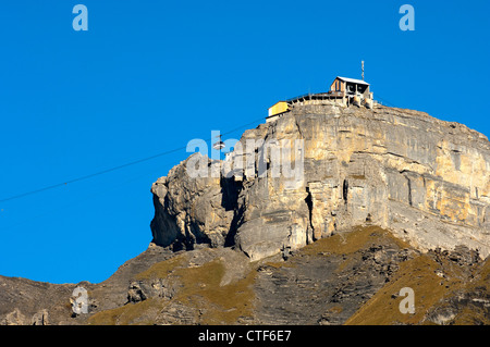 Die Felswand des Mt Birg mit der Mittelstation der Seilbahn Schilthorn, Wandern Bereich Muerren, Berner Oberland, Schweiz Stockfoto