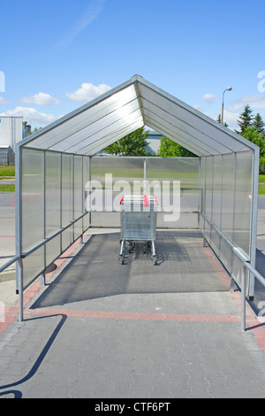 Shop-Wagen auf dem Parkplatz vor dem Markt Stockfoto