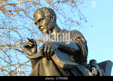 Nahaufnahme der Statue von Jean-Jacques Rousseau auf der Rousseau-Insel, Genf, Schweiz. Stockfoto