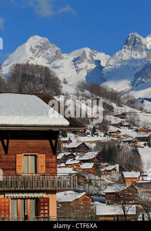 Blick auf die Aravis Gebirge aus der Grand-Bornand mit seinen schönen hölzernen Chalets Frankreich Stockfoto