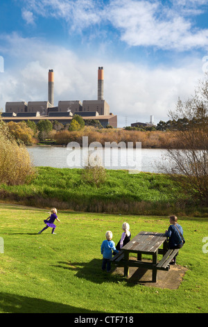 Mutter und die Kinder spielen, Huntly Kraftwerk Neuseeland 3 Stockfoto