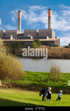 Mutter und die Kinder spielen, Huntly Power Station, New Zealand Stockfoto