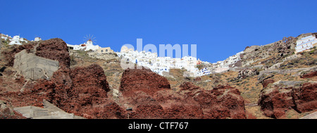 Panoramablick über das Dorf Oia auf der Klippe auf Santorini, Griechenland Stockfoto