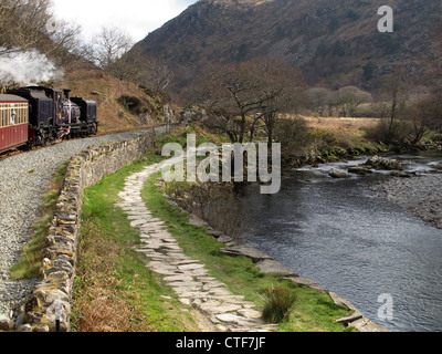 Welsh Highland Railway in einem Tal in der Nähe von Beddgelert, Nordwales Stockfoto