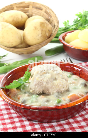 köstliche gekochte Fleischbällchen in einer weißen Soße mit Kapern, Knoblauch und Petersilie Stockfoto