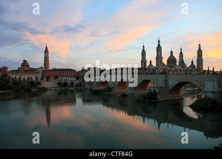 Spanien, Aragon, Zaragoza, Basilica de Nuestra Senora del Pilar; Ebro-Fluss; Stockfoto