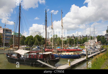 Historische Boote im Hafen von Veerhaven, Rotterdam, Niederlande Stockfoto