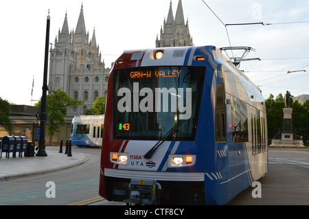 Trax Straßenbahn vor Tabernakel auf dem Tempelplatz in Salt Lake City Stockfoto