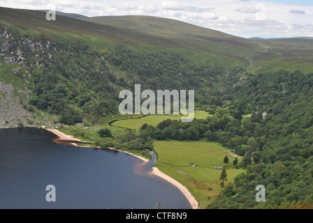 Blick hinunter auf Lough Tay in die Wicklow Berge in Irland Stockfoto