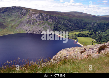 Blick hinunter auf Lough Tay in die Wicklow Berge in Irland Stockfoto