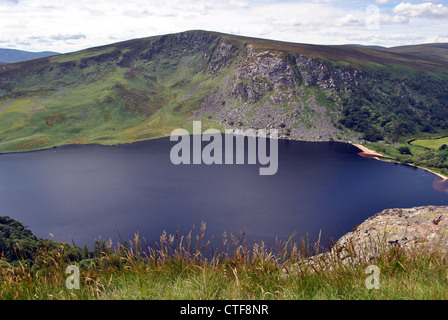 Blick hinunter auf Lough Tay in die Wicklow Berge in Irland Stockfoto