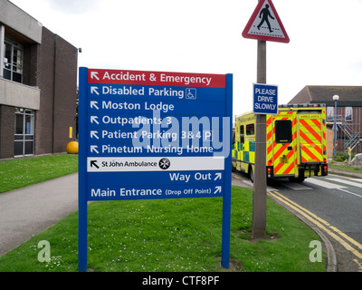 Gräfin von Chester Hospital unterzeichnet an verschiedenen Standorten auf dem Gelände. Stockfoto