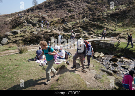 Wanderer im Bronte-Brücke auf die Bronte Weg außerhalb Haworth. Stockfoto