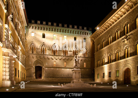 Italien, Toskana, Siena, Banca Monte dei Paschi di Siena, Palazzo Salimbeni mit einer Statue des Kanons Sallustion Bandini Stockfoto