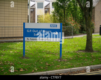 Zeichen und Wegbeschreibungen zu verschiedenen Abteilungen auf dem Gelände der Gräfin von Chester Hospital in Chester. Stockfoto