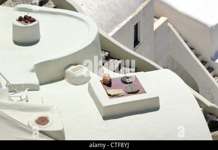 Hautnah am weißen Architektur mit Treppen, Fenster und Dach in Oia, Santorini, Griechenland, sonnigen Tag. Stockfoto