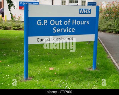 Zeichen und Wegbeschreibungen zu verschiedenen Abteilungen auf dem Gelände der Gräfin von Chester Hospital in Chester. Stockfoto