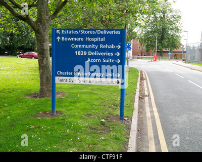 Zeichen und Wegbeschreibungen zu verschiedenen Abteilungen auf dem Gelände der Gräfin von Chester Hospital in Chester. Stockfoto