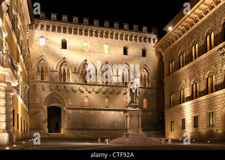 Italien, Toskana, Siena, Banca Monte dei Paschi di Siena, Palazzo Salimbeni mit einer Statue des Kanons Sallustion Bandini Stockfoto