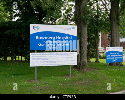 Zeichen und Wegbeschreibungen zu verschiedenen Abteilungen auf dem Gelände der Gräfin von Chester Hospital in Chester. Stockfoto