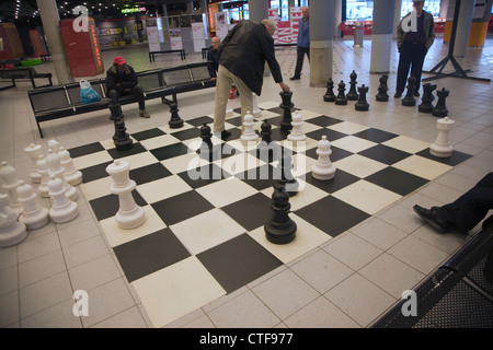 Männer spielen Schach auf großen indoor Schachbrett innerhalb der central Public Library, Rotterdam, Niederlande Stockfoto