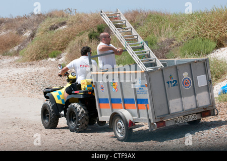 Notruf, Strandbuggy & Anhänger mit Leiter an Bord. San Pedro del Pinatar Spanien Stockfoto