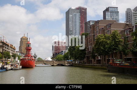 Hochhaus Bürohäuser und Red Apple Wohnungen aus Scheepmakers Haven Niederlande Stockfoto