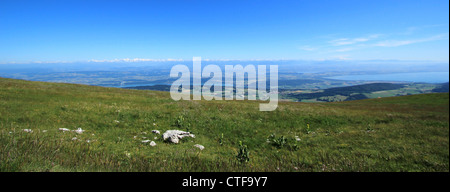 Blick auf die Alpen Range Berge vom Mount Chasseral, Jura, Schweiz, vom schönen Wetter Stockfoto