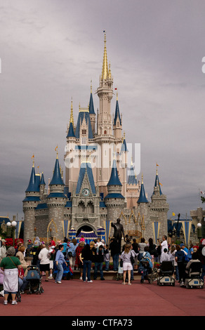 Touristen genießen die Cinderella Castle im Disneys Magic Kingdom, Orlando, Florida, USA. Stockfoto