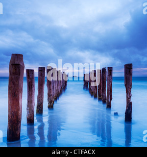 Gewitterwolken über alte Mole Beiträge zu sammeln. Stockfoto