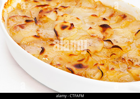 Berühmte französische Gericht aus Kartoffeln und Zwiebeln Backkartoffeln mit Lager, Boulangere, Stockfoto