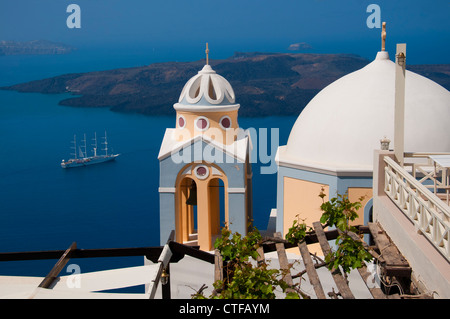 Wenig gewölbt-Kirche am Rande der Caldera von Santorin-Griechenland Stockfoto