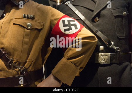 Hakenkreuz-Armbinde auf einheitliche Brownshirt. Stockfoto