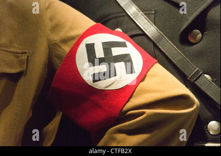 Hakenkreuz-Armbinde auf einheitliche Brownshirt. Stockfoto