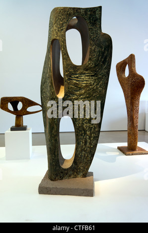 Die Hepworth Pflaster an der Hepworth Wakefield. Im Vordergrund steht Rock Form (Porthcurno) 1964. Stockfoto