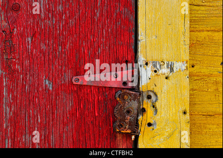 Abblätternde Farbe und verwittertem Holz auf einem alten Schuppen, Wanup, Ontario, Kanada Stockfoto