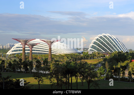 Gardens By The Bay in Singapur einschließlich Supertrees und die Blume Kuppel und Cloud Garten Wintergärten. Stockfoto