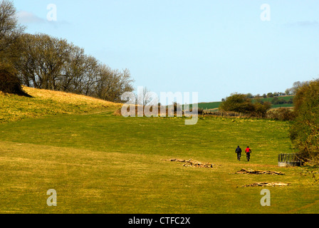 Vorfrühling im South Downs National Park in West Sussex zeigt Radfahrer machen das Beste aus trockenem Wetter. Stockfoto