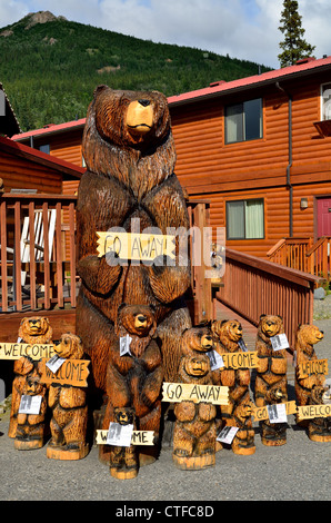 Holz geschnitzte Bären mit Schildern. Alaska, USA. Stockfoto