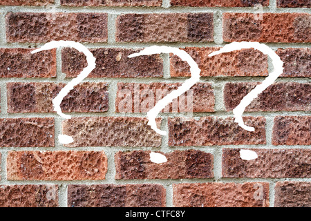 Mauer mit drei Fragezeichen darauf geschrieben Stockfoto