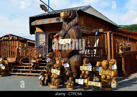 Holz geschnitzte Bären mit Schildern. Alaska, USA. Stockfoto