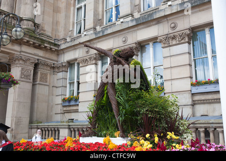 Usain Bolt Wicker Skulptur oder Statue in Birmingham, zeigt Teil der Olympischen Blüte. Stockfoto