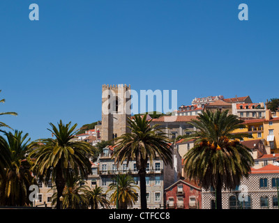 Erhebt sich die Kathedrale von Lissabon (Sé) Stockfoto