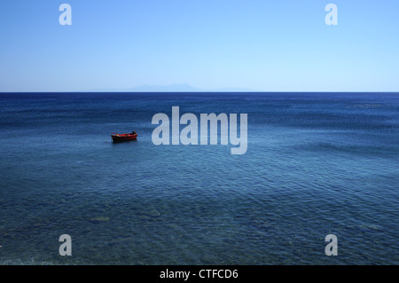 kleines Boot im Meer treiben Stockfoto