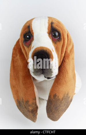 Realistisch aussehende Basset Hound-Stofftier Stockfoto