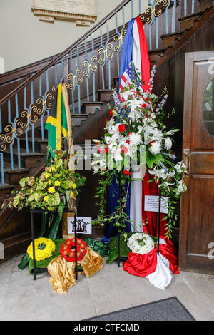 Amerikanischen und jamaikanische Flagge mit Blumen im St Phillip Kathedrale Birmingham UK angezeigt. Zu Ehren der Olympischen Teams. Stockfoto