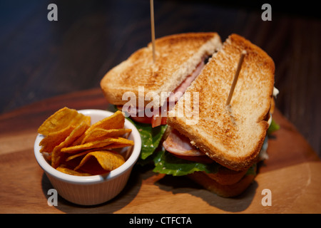 BLT-Toast mit nachos Stockfoto